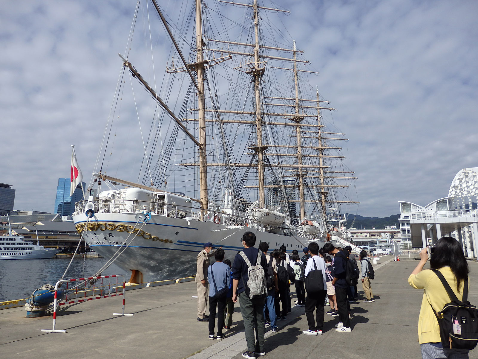 帆船「海王丸」を見学（神戸港中突堤）